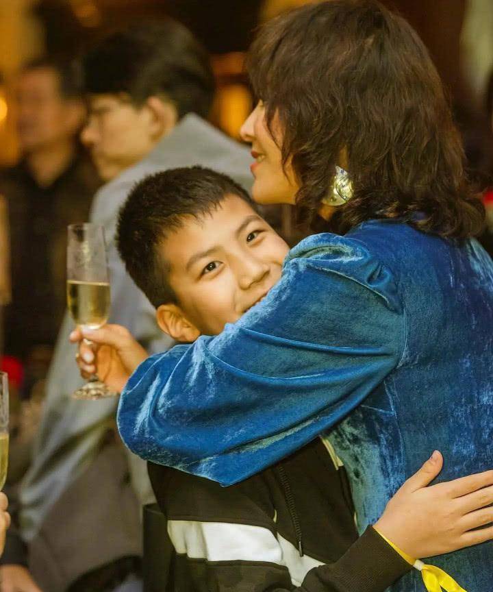 刘嘉玲认干儿子,送40万金餐具,还有300平米豪宅_胡军_康康_梁朝伟