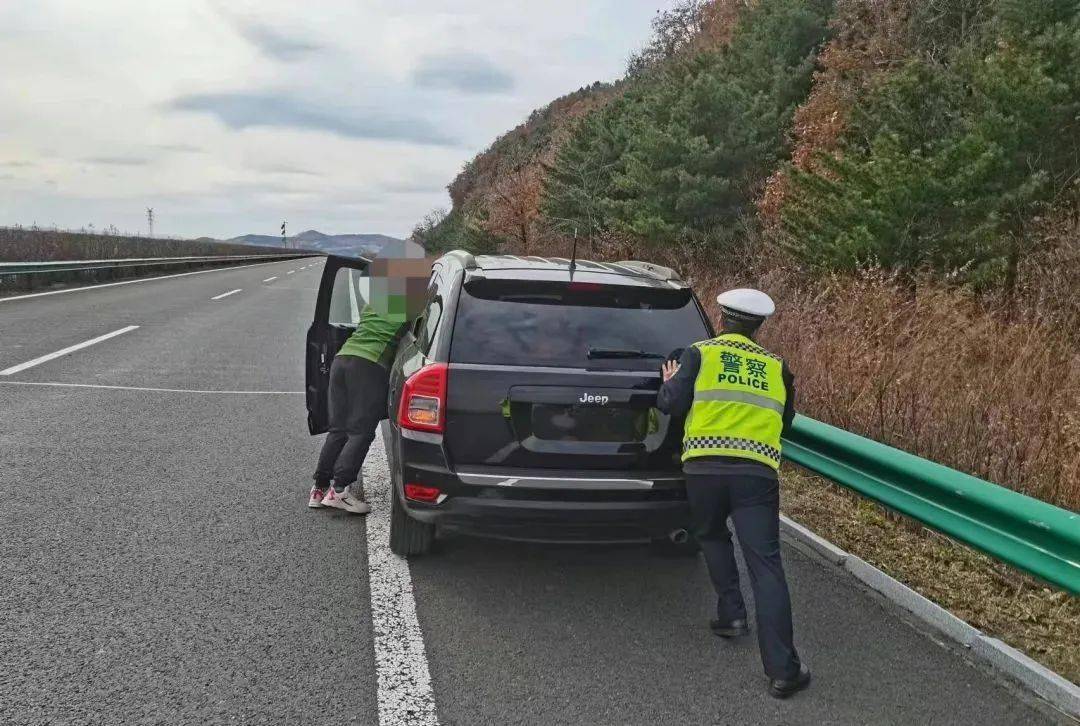 近日,敦化分局巡逻四大队民警沿鹤大高速公路巡逻时,发现一辆黑色小型