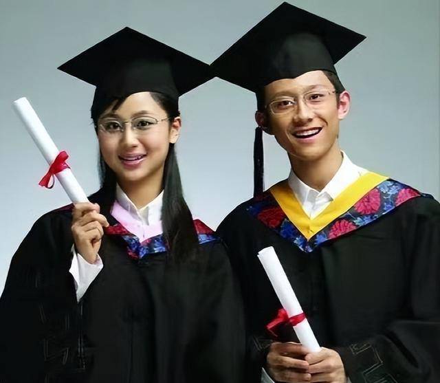 大学四年,同学们忙着出去接片,张一山并不急着接片,而是安定下来好好