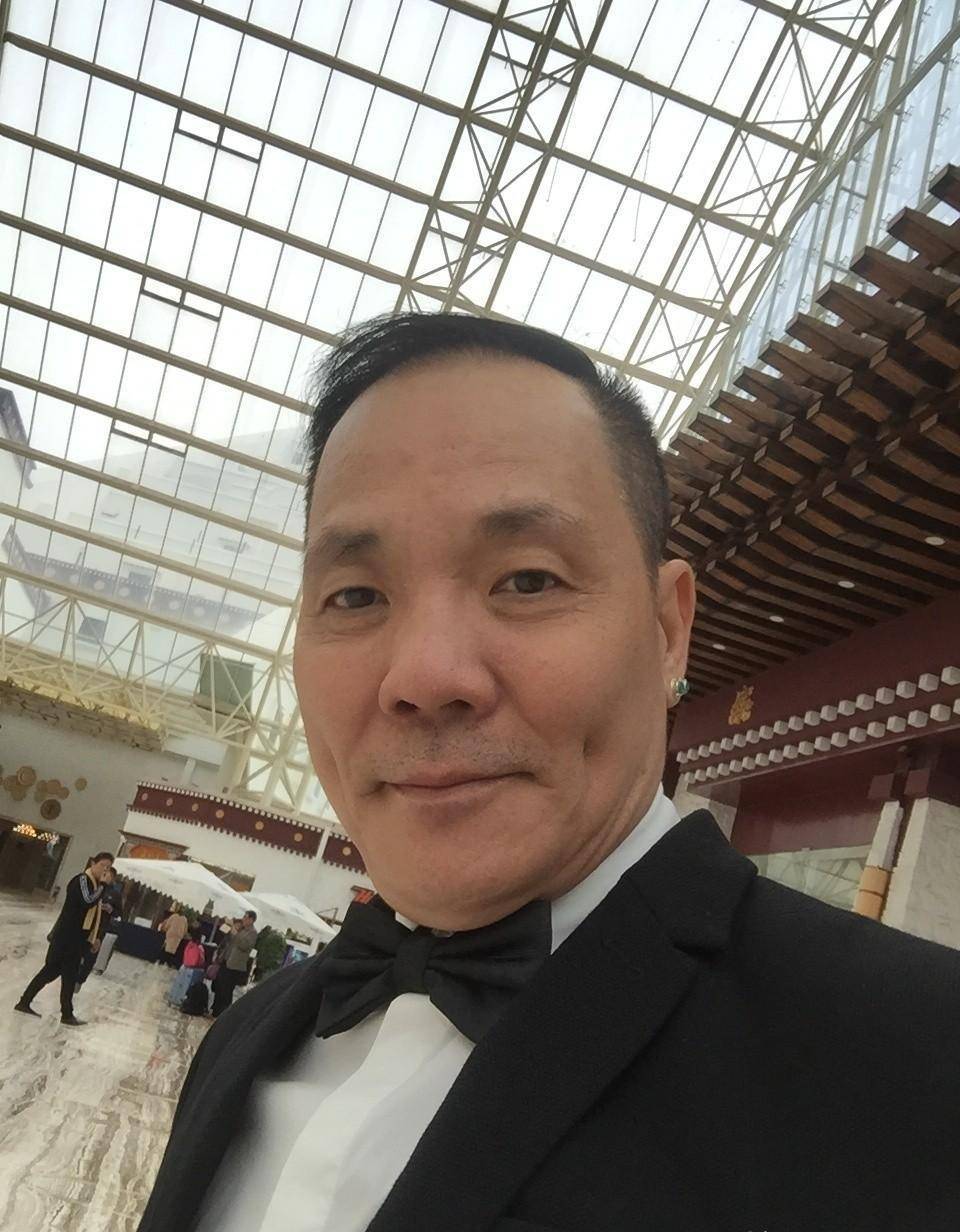 赌侠里演员程东眼睛怎么了,程东和周星驰是什么关系?