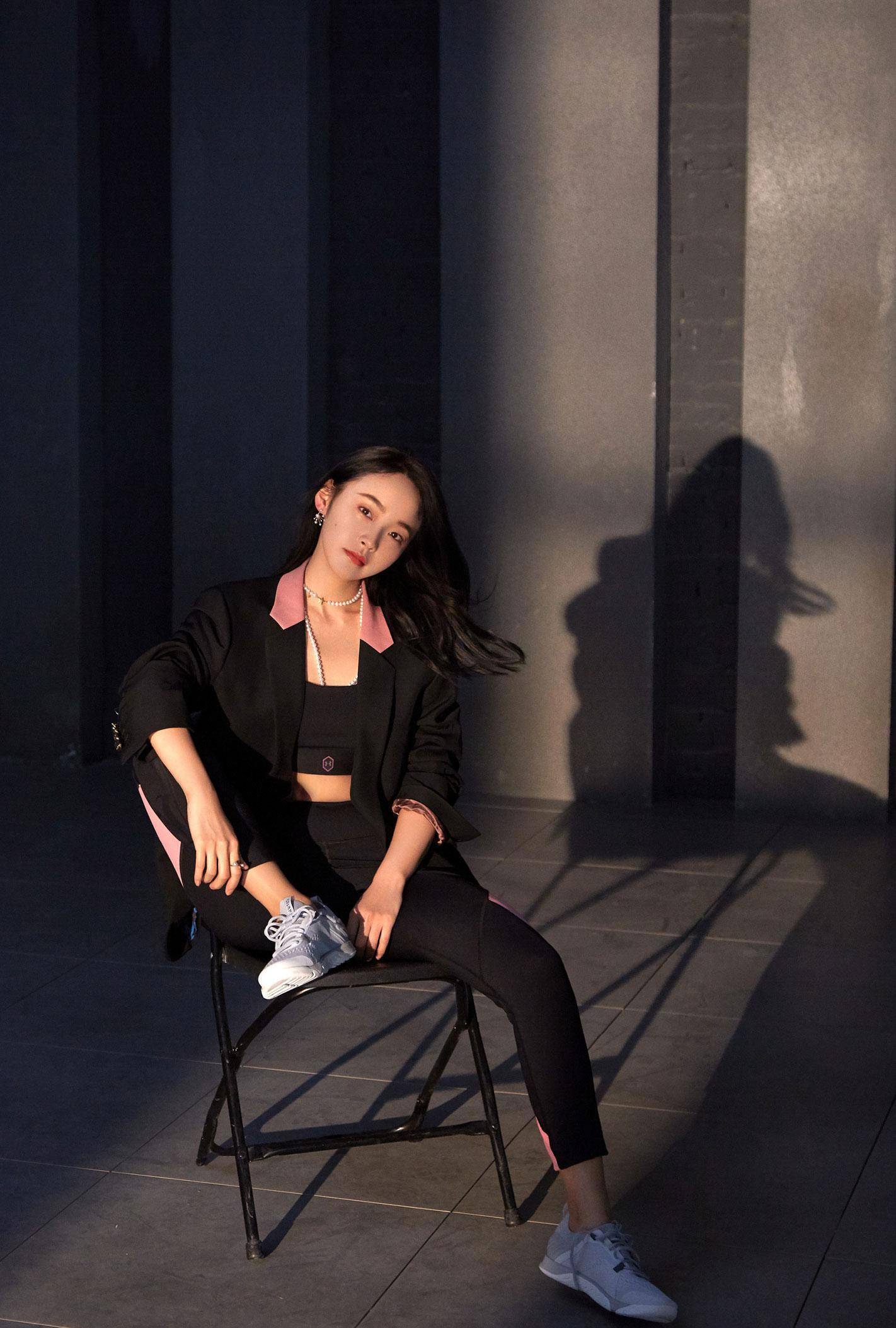 张佳宁好俏皮,30岁绑双马尾穿西装百褶裙,同框老板王凯超少女_时尚