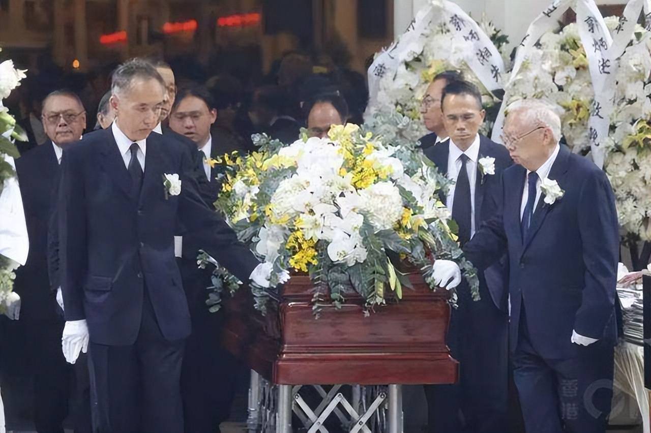 霍英东逝世16周年,霍启刚携儿子祭拜,霍中曦手捧鲜花悼念太爷爷_先生