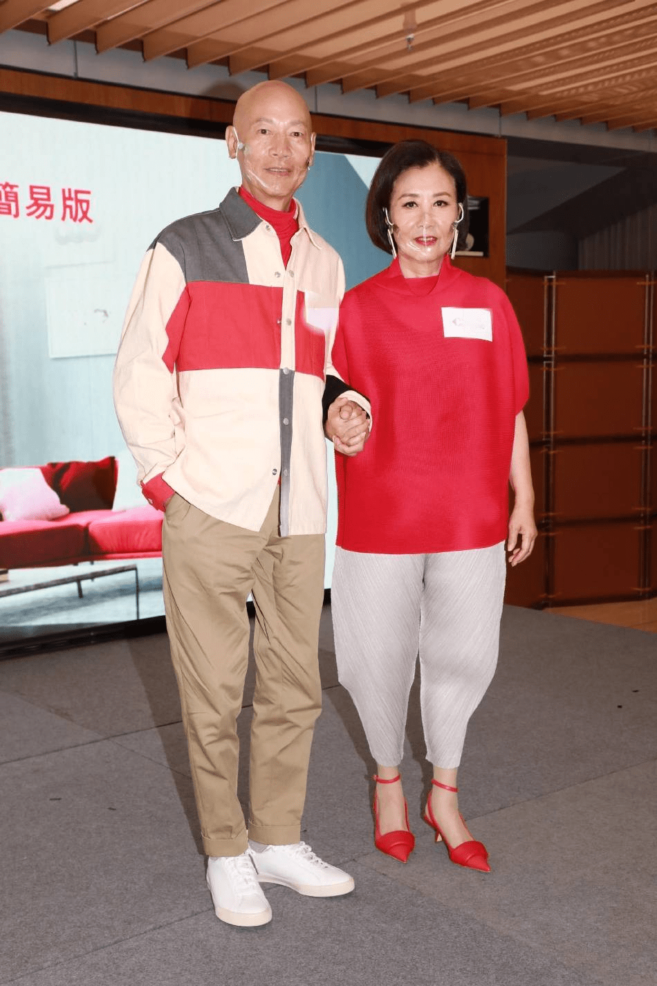 汪明荃放不下包袱,穿短袖高跟鞋只顾漂亮不顾冷,老公穿两件衣服_显得