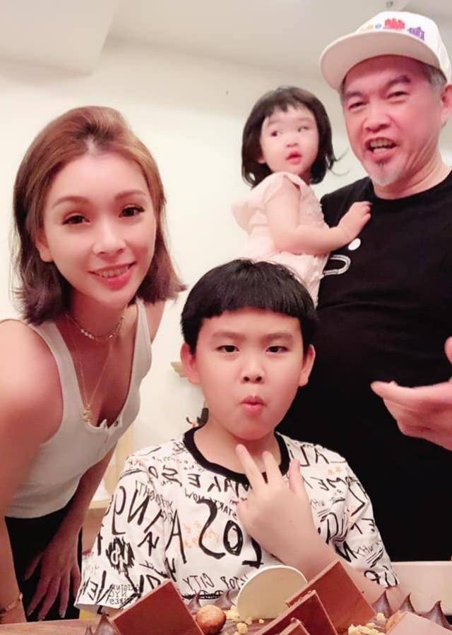 54岁康康受访罕曝近况,小18岁美妻两年未回内地