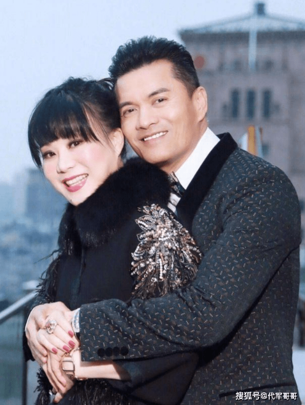 吕良伟：三婚娶富婆恩爱21年，现在66岁却满头黑发身段壮硕