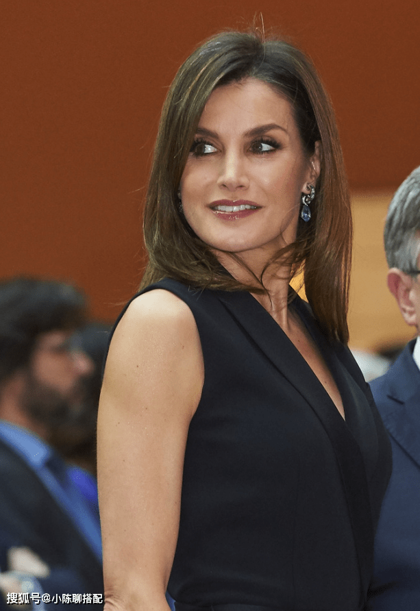 白发丛生却很有魅力,衣品比年轻还好,低调显贵_女人_莱蒂齐亚_白色