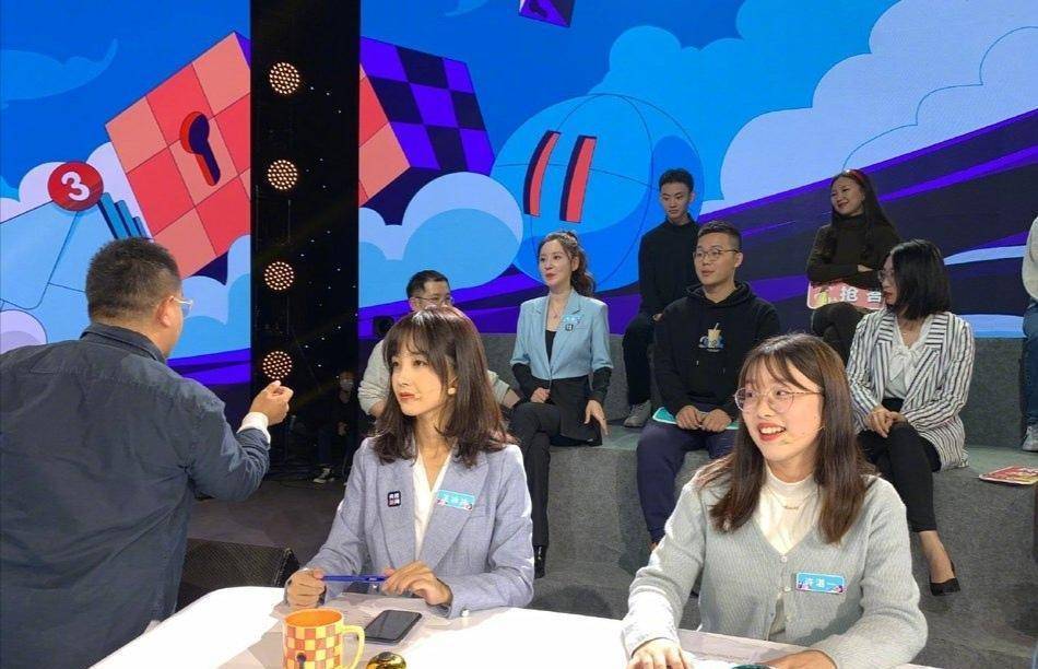 电视记者王冰冰美成漫画女主,穿蓝色西装好水美,董明珠看了都爱_感觉