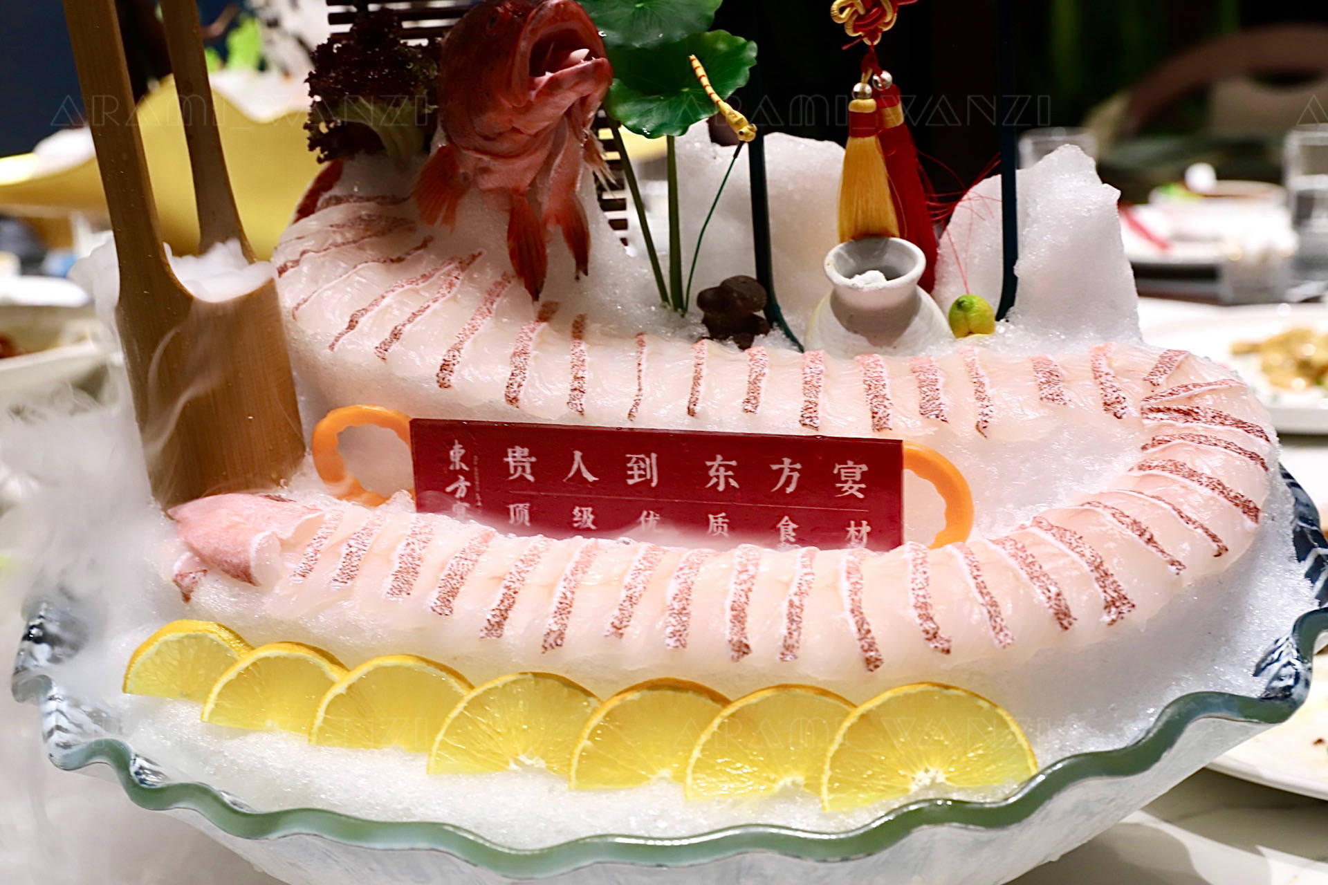 海鲜姿造-堂灼东星斑,厚薄均匀的鱼肉整齐码放在船型的器皿上,在袅袅
