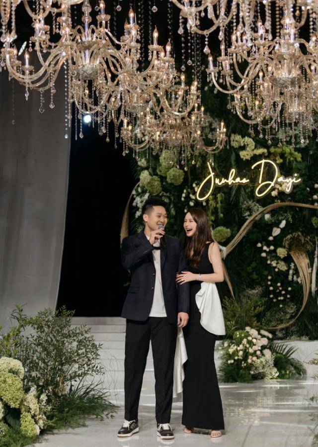 张大奕订婚后,正面否认怀过蒋凡孩子,与现任豪宅内高调秀恩爱_网友