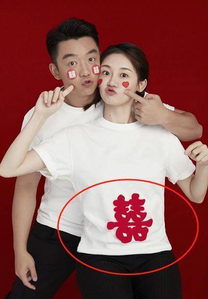 郑恺幸福发文宣布结婚,看到夫妻俩手的位置,奉子成婚?