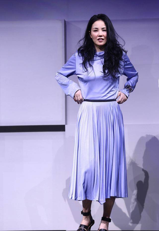 王菲长发好妩媚,披头散发的也很有气质,就是穿的裙子有点显胖_服装