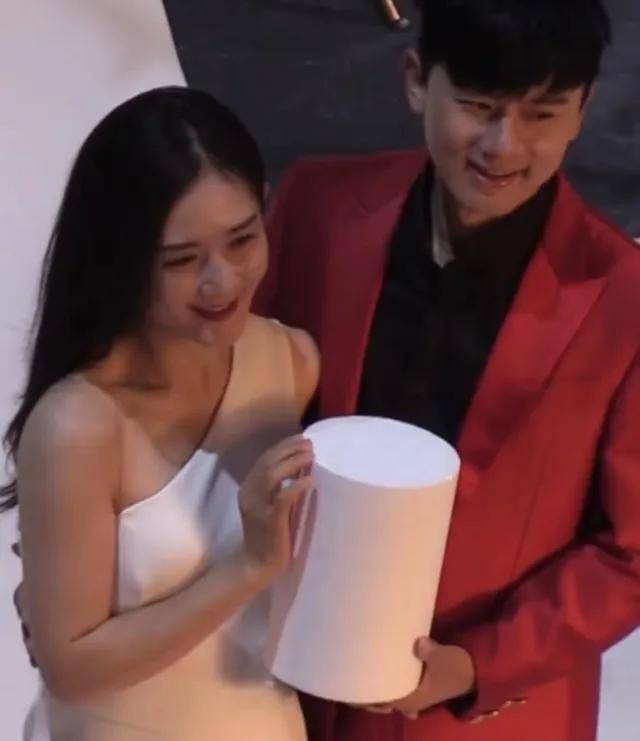 张杰谢娜合体拍广告,甜蜜搂腰很恩爱,仨女儿一起现身好幸福_穿着