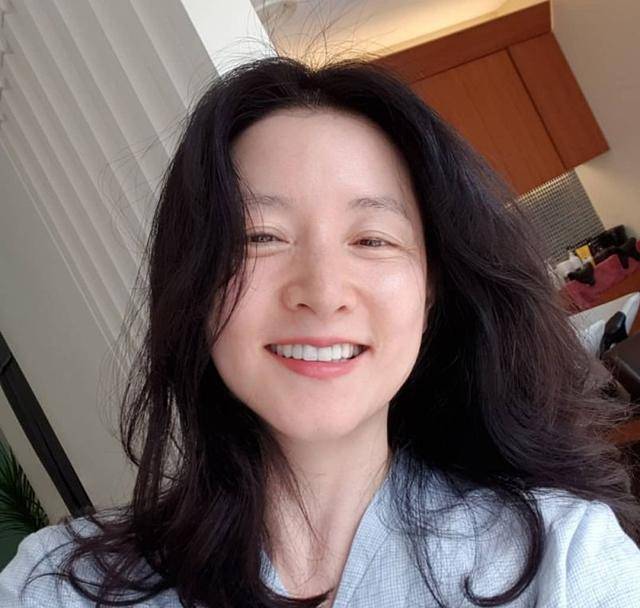 大长今李英爱素颜逛菜市场接地气,49岁皮肤紧致嫁豪门幸福_孩子_妈妈