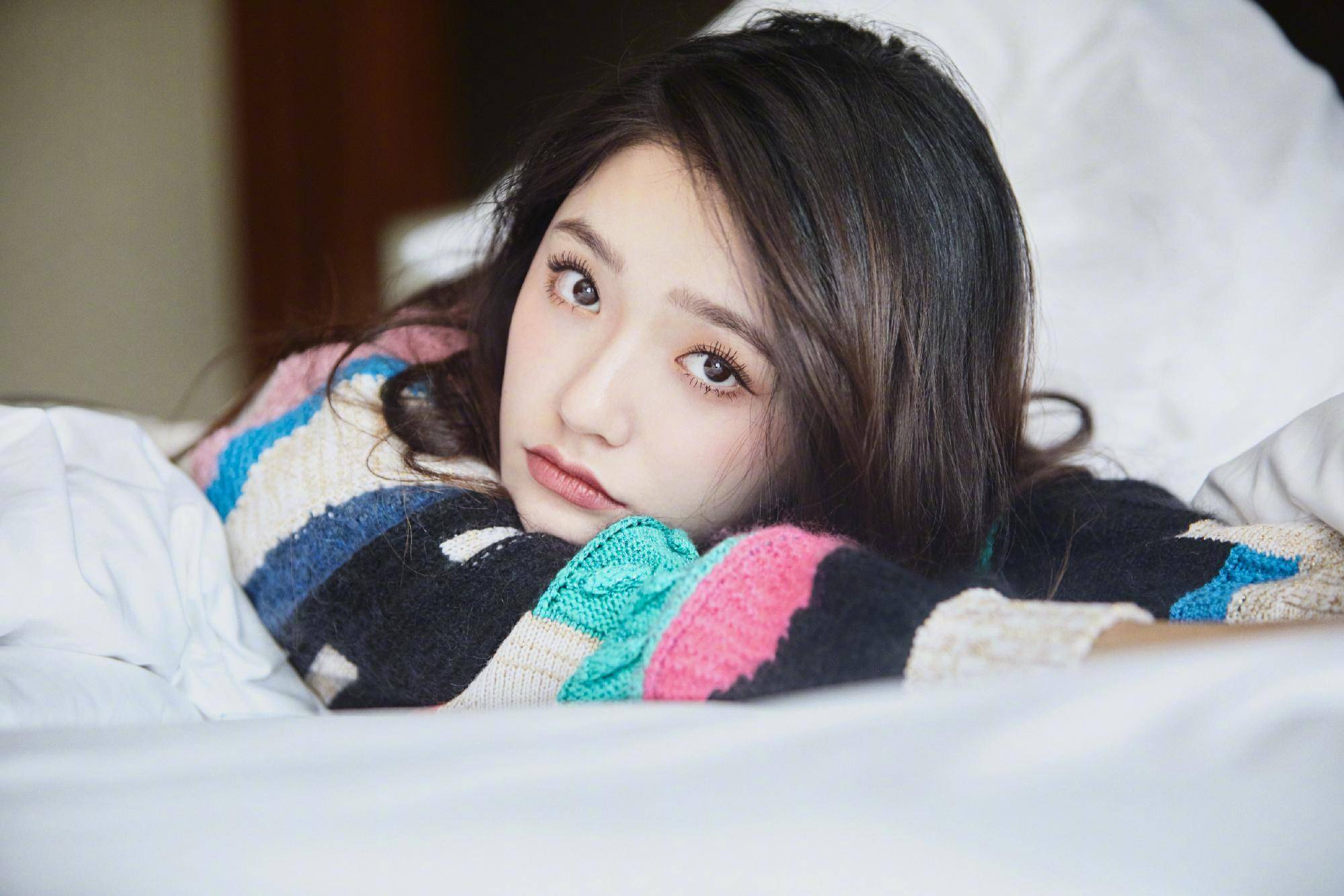 当知道真相的我们,不禁好奇:这么普通的家境,林允是如何活把自己活的