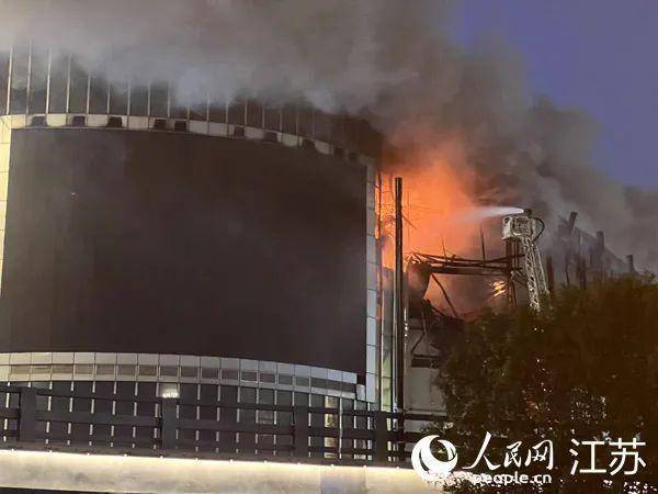 南京金盛百货商场火灾消防通报：现场明火已于凌晨扑灭