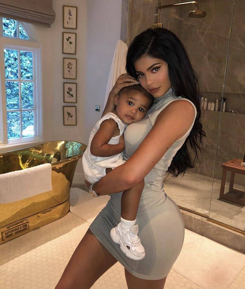 媽媽是億萬富豪kylie,她一出生就開掛_stormi_jenner_彩妝