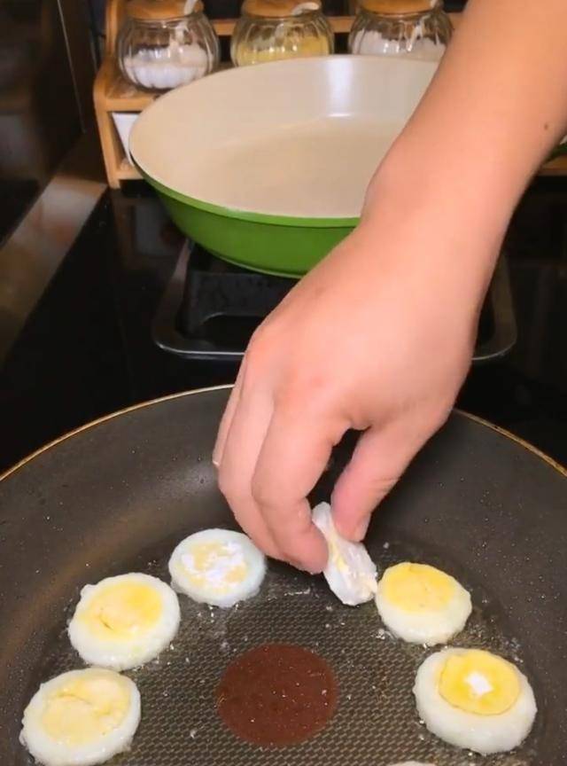 形似金钱，外白内黄，可所谓穿金又戴银，地道湖南美食金钱蛋