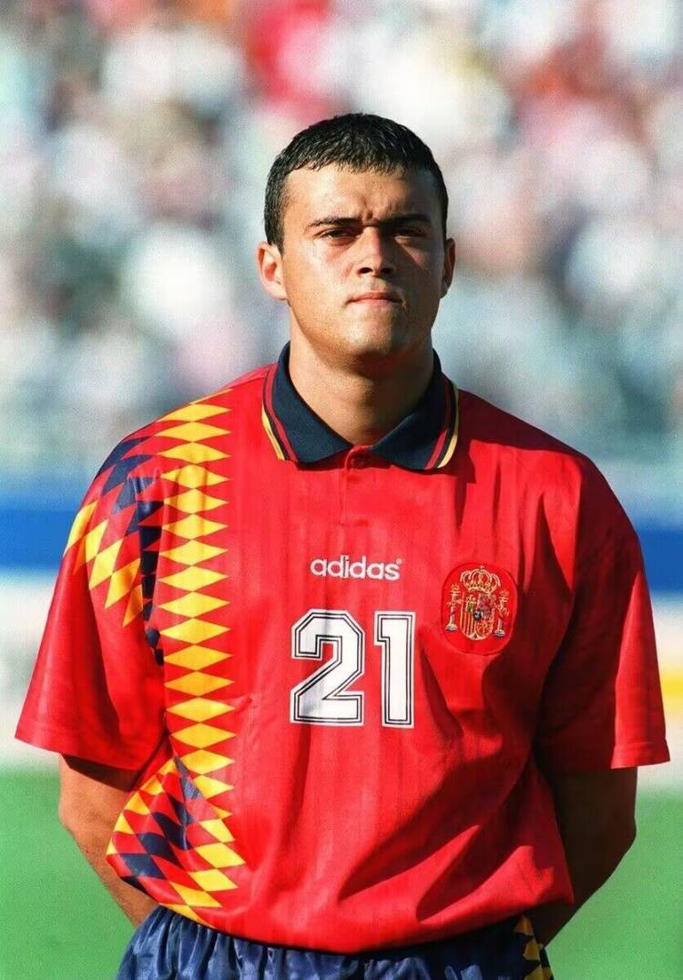 足坛21号球员盘点:皮尔洛,拉姆,齐祖珠玉在前,新生代德容上榜_齐达内