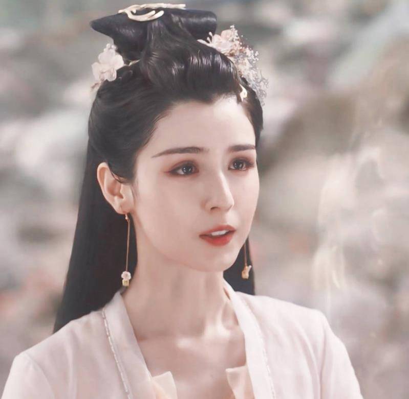 不过这次最为出圈的还是不起眼的哈妮克孜了,虽然她的戏份很少,但是她