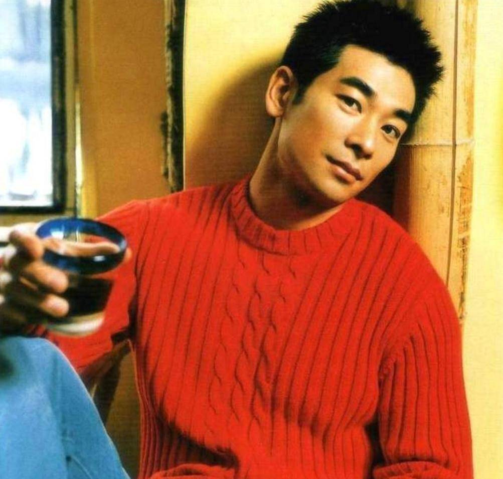 23岁和梅艳芳恋爱,因饰演聂风爆火,如今48岁的赵文卓去哪了?