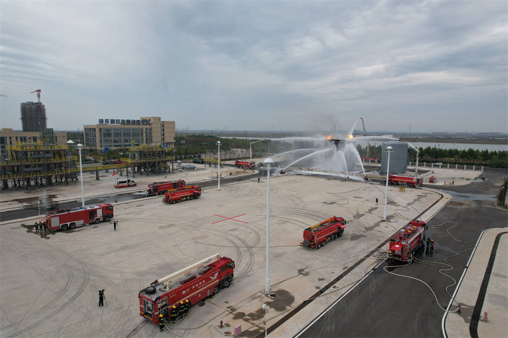 火等救援环节,共调遣1架轻型双发救援直升机,2辆21米举高喷射消防车,1