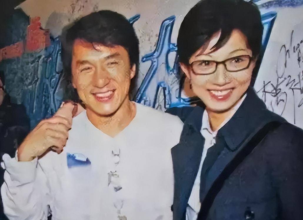 "她赌上了自己的名誉,输掉了一切.成龙不再与她互动.