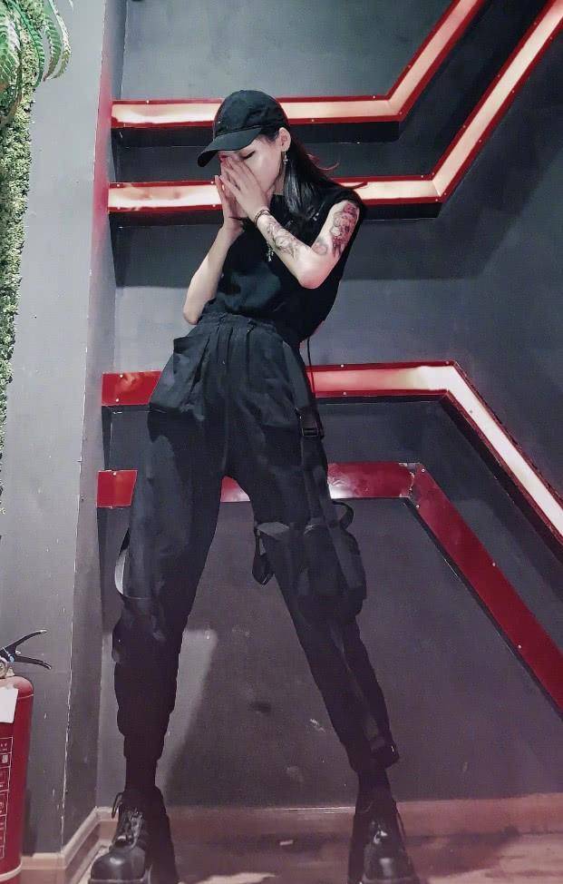 变形记的叛逆少女,19岁穿三层"灭霸鞋",秀150长腿无敌了_黑色_杨馥宇