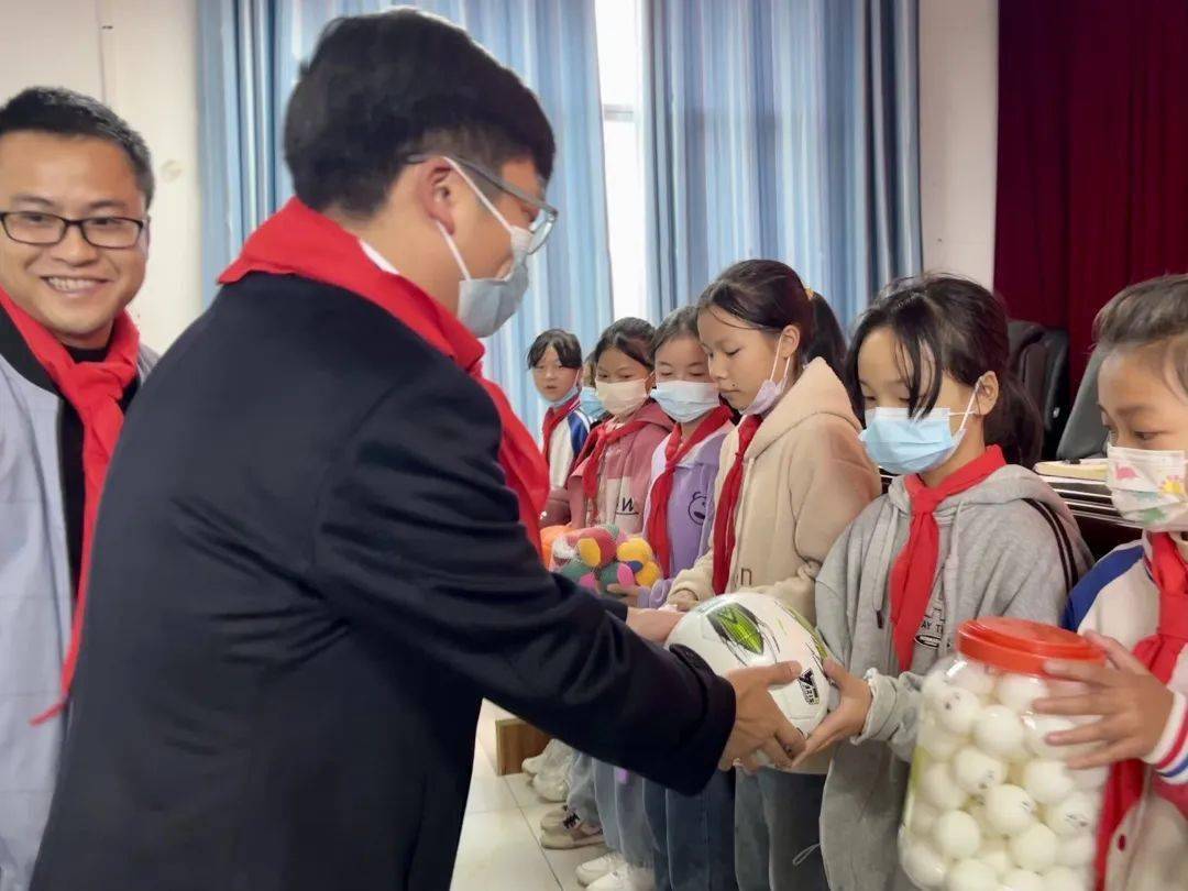 最后,团县委书记雷小丽同志作讲话,向对支持紫云县爱心公益事业的企业