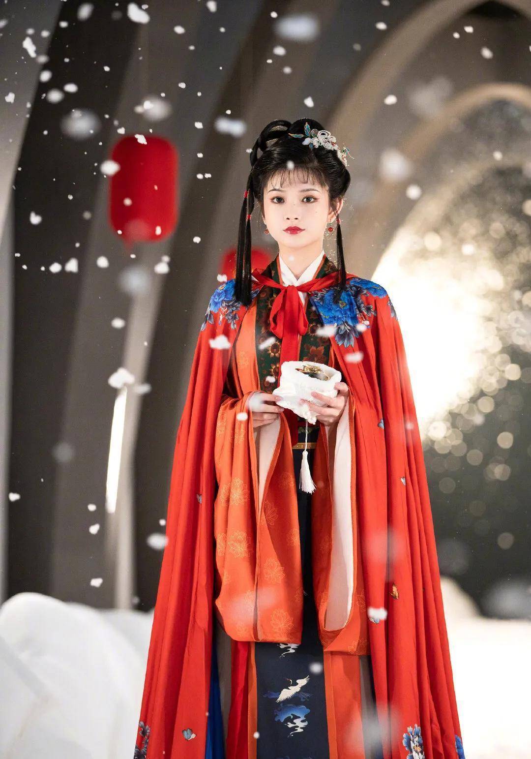 王怡人饰演的史湘云小家碧玉娴静温婉,红衣古装尽显东方古典韵味