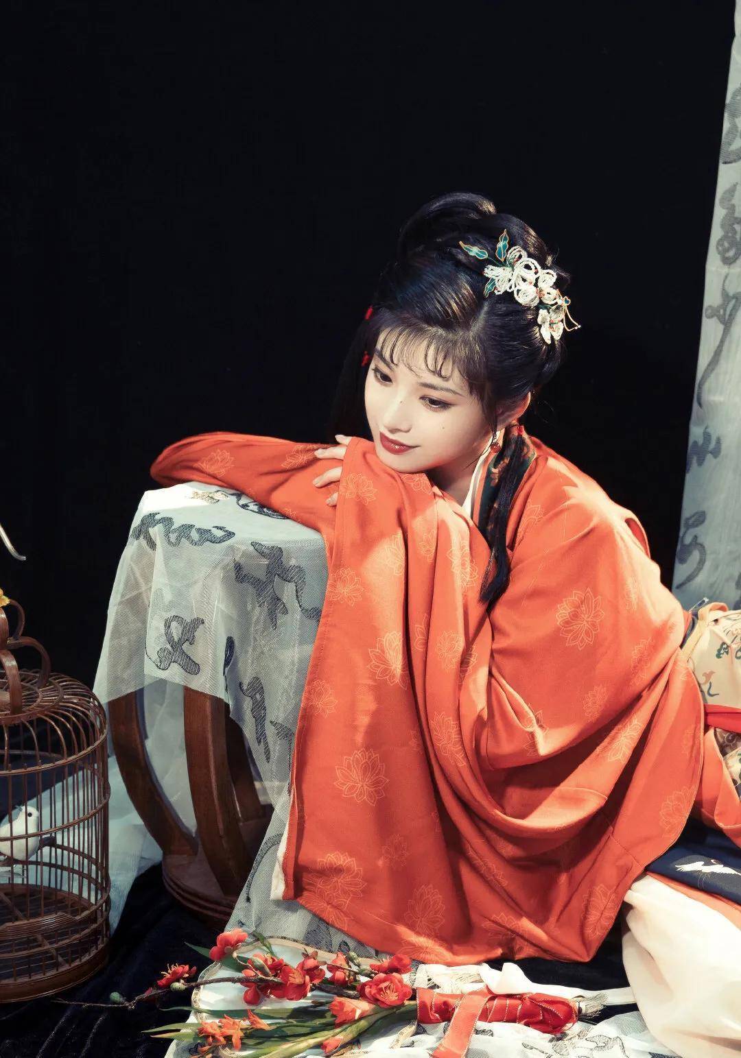 王怡人饰演的史湘云小家碧玉娴静温婉,红衣古装尽显东方古典韵味,状态