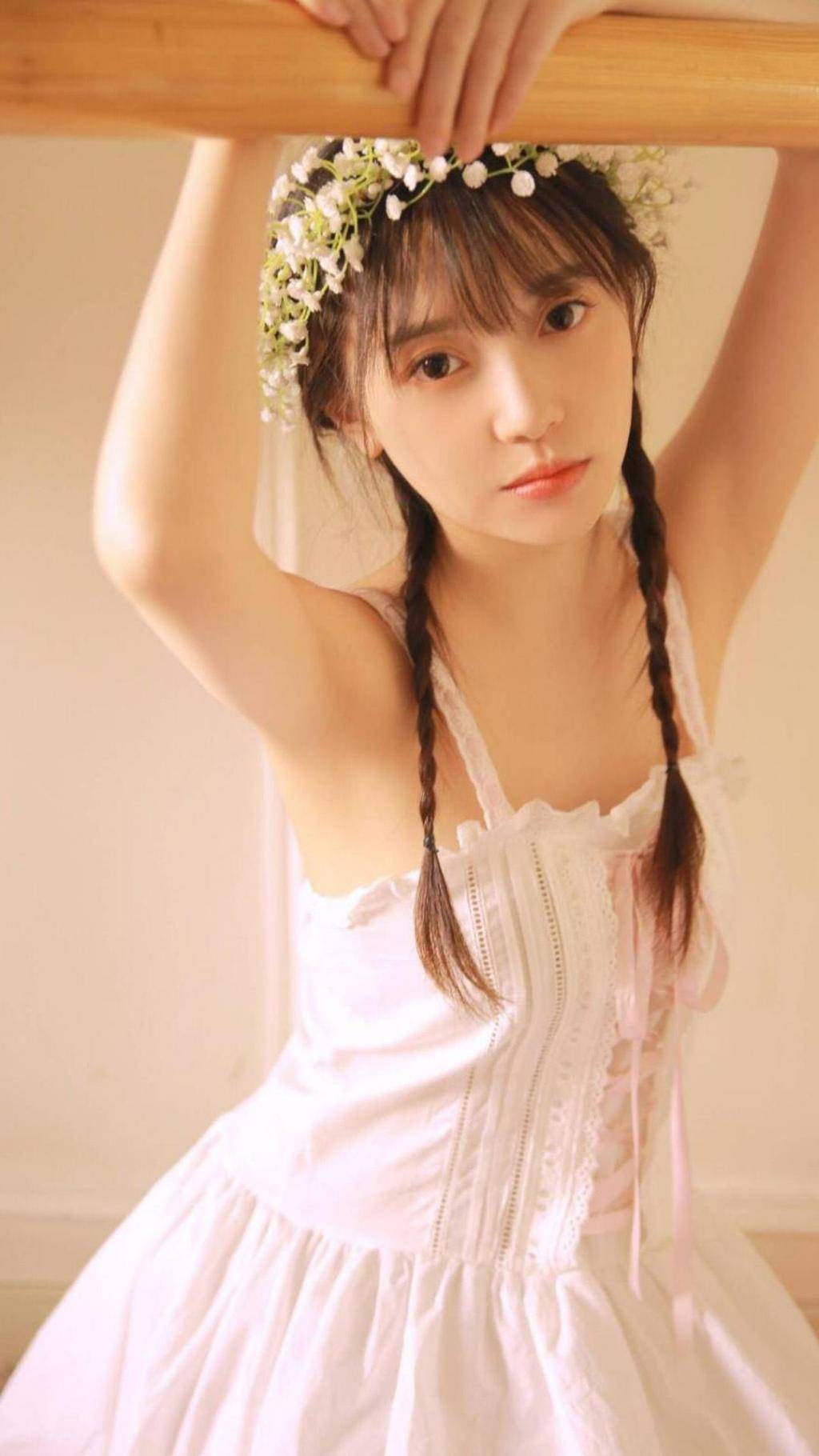 大眼美女白色吊带裙麻花辫私房纯情写真手机壁纸_私房_白色_写真