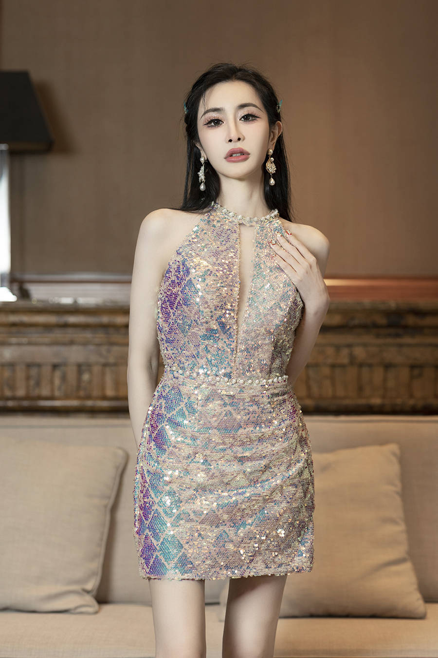 刘心艺可以从mv中看到,刘心艺在不同的场景变化中