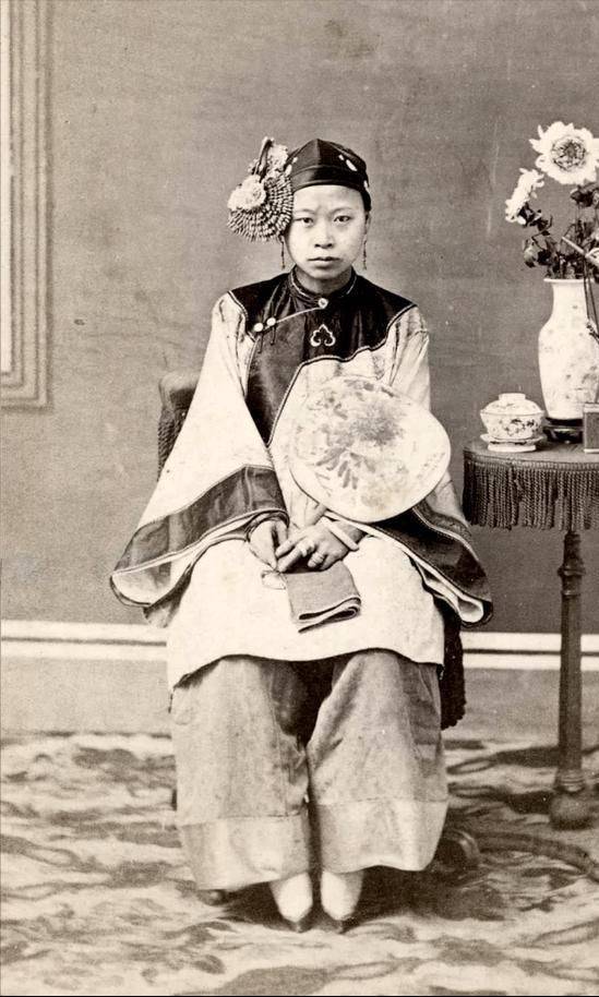 历史老照片,晚清的官员士兵真实模样,裹小脚女子在照相馆摆拍