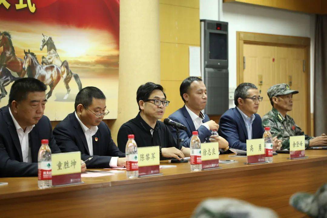 开训仪式上,高勇代表新昌技师学院向万丰第十八期野马特训营的到来