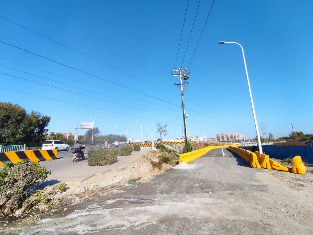 从张采路与太玉园北路相交路口上桥,有一条新修建的右转道路导行路