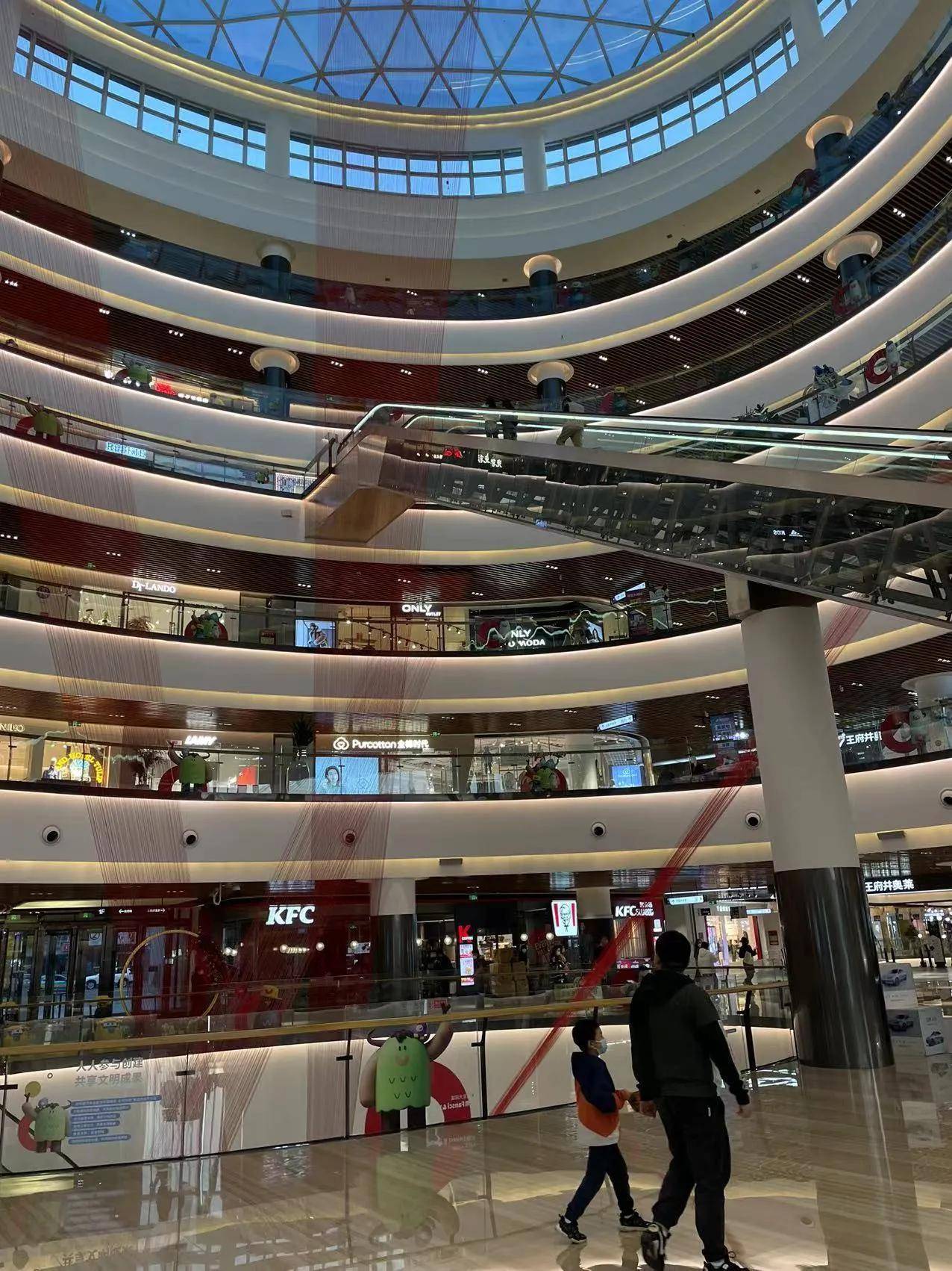 取餐——自10月29日复工以来,新近更名为"建发阅彩城"的大阅城内,餐饮