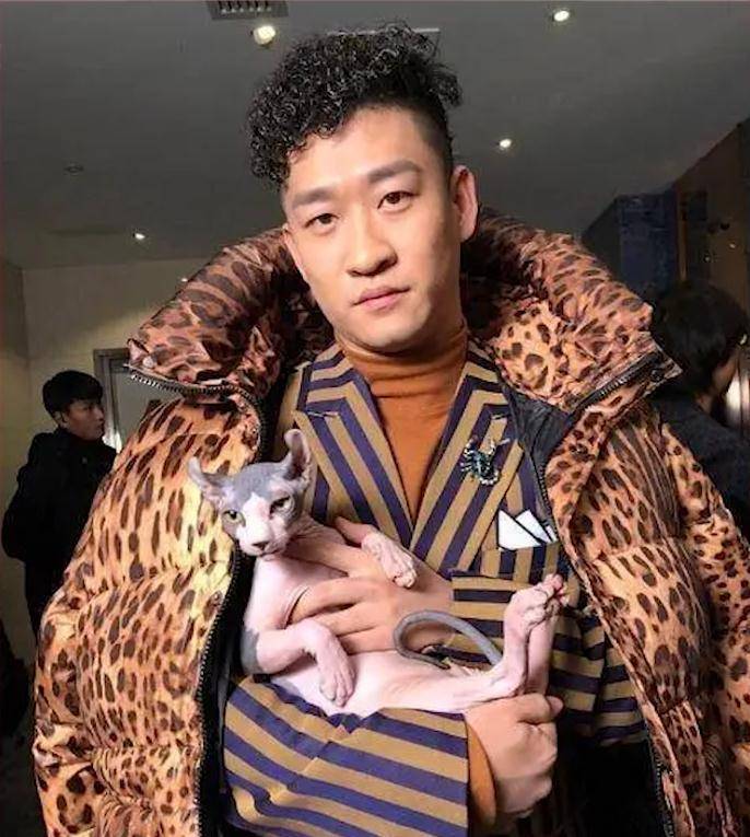 当众对岳云鹏大打出手,自称想回德云社,炫富却碰瓷老郭_郭德纲_刘云天