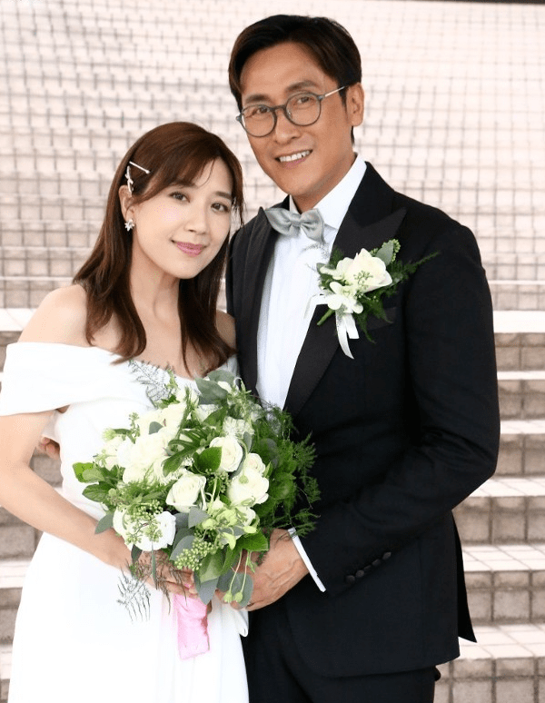 很有艳福!tvb视帝拍结婚场面,吻完黄智雯又亲张曦雯!