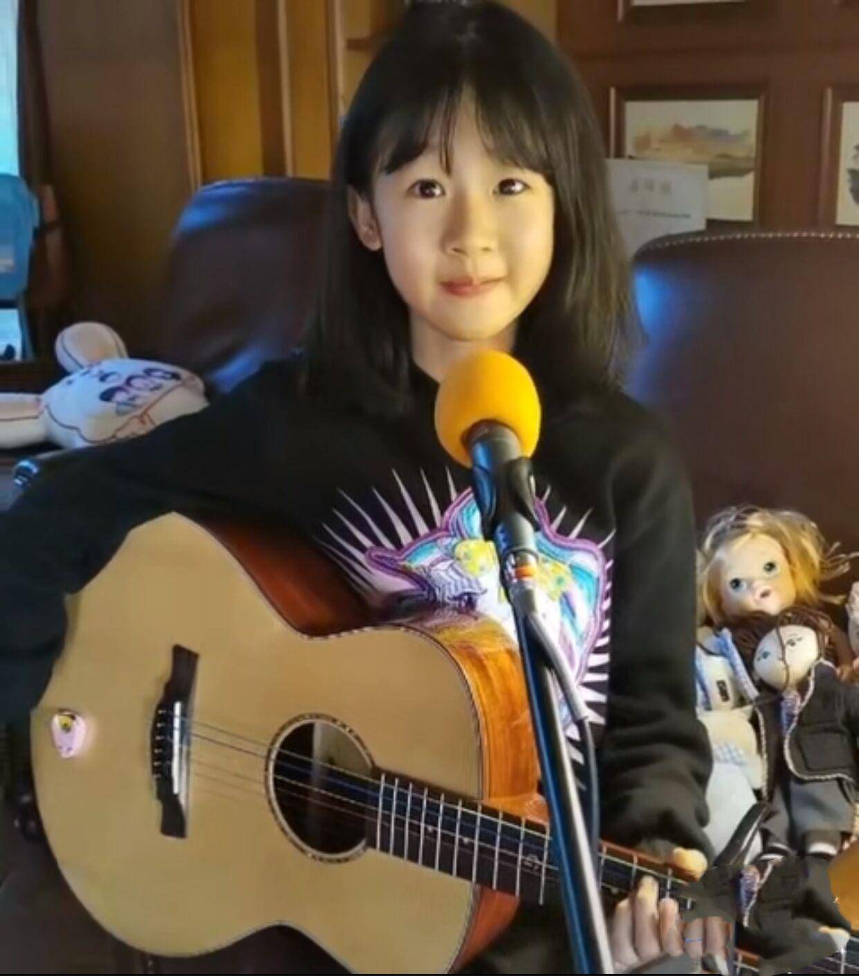 她手中抱着一把吉他,手指纤细,缓缓弹唱起《匆匆那年》,小小的脸上也