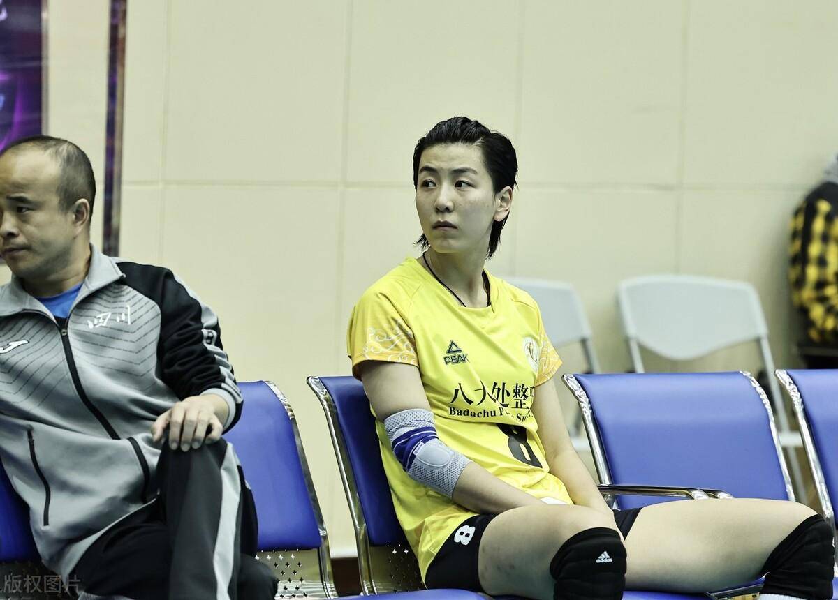 在北京体育大学毕业之后,选择退役的张晓雅回到了家乡四川,从一个排球