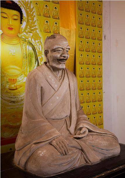 一农民在绵山石洞发现十几尊破旧佛像,泥块剥落后露出森森白骨_肉身