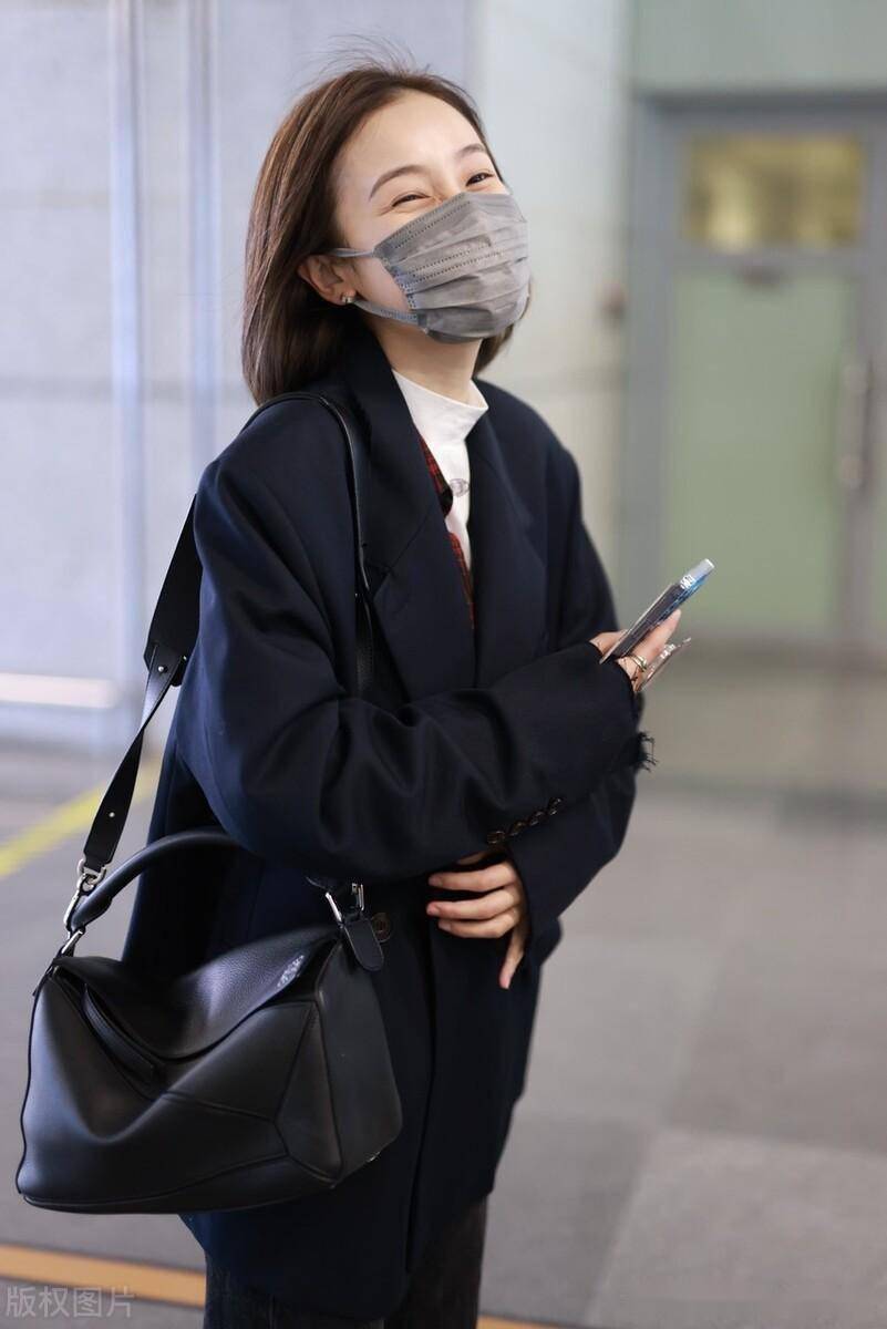 姜梓新现身机场,眼神清亮素颜状态极佳_上海_笑语_眼神