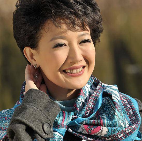 电视女主持梁艳,不恋爱不化浓妆,为何48岁还单身?_工作_节目_新闻