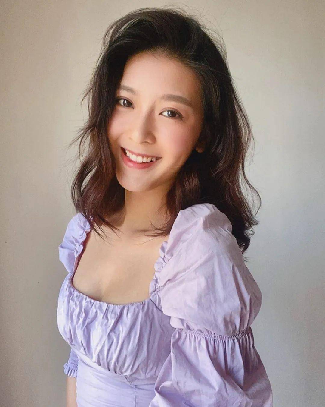 该照一出,不少好友即纷纷大赞她是"长腿女神",包括其好友廖子妤也表示