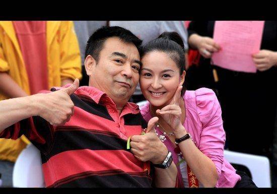 河南老戏骨岳跃利,前妻家喻户晓,二婚小11岁娇妻隐瞒从来不谈_刘芳