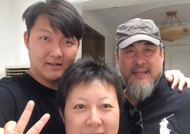 陆树铭和妻子高岚育有一儿一女,女儿已经嫁人,儿子从北京电影学院毕业