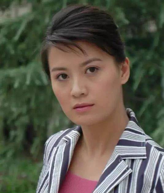 后来,她在唐晓芙那里大受欢迎.