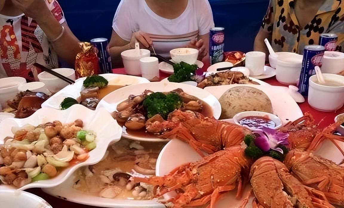 所以像结婚这样的大喜事,婚宴办得都比较隆重,酒席奢华程度,可以说在