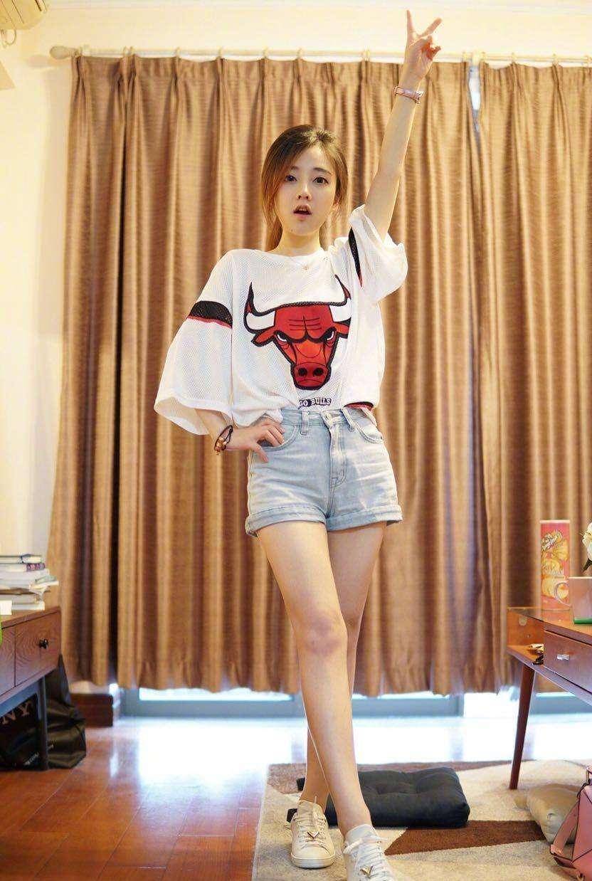 冯提莫"撞款"迪丽热巴,穿同款连体泳衣,网红与明星