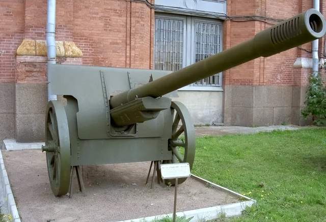 这些山炮主要装备给军属炮兵营,是当时前苏联在施耐德1910型榴弹炮